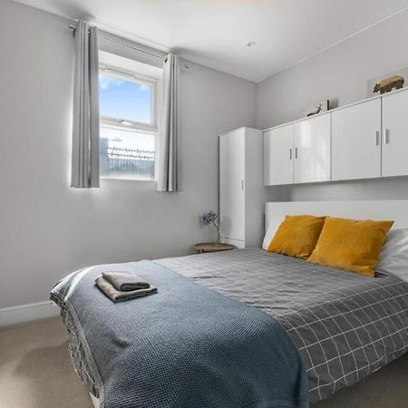 Brilliant 2 Bed Apartment - Spacious, Central & Well-Connected 런던 외부 사진