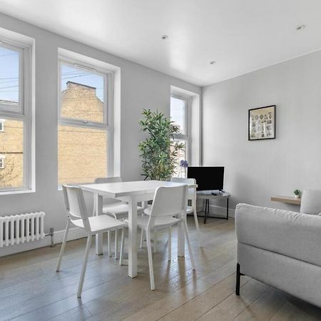 Brilliant 2 Bed Apartment - Spacious, Central & Well-Connected 런던 외부 사진