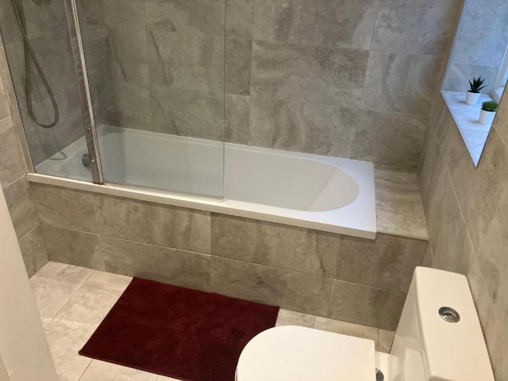 Brilliant 2 Bed Apartment - Spacious, Central & Well-Connected 런던 외부 사진