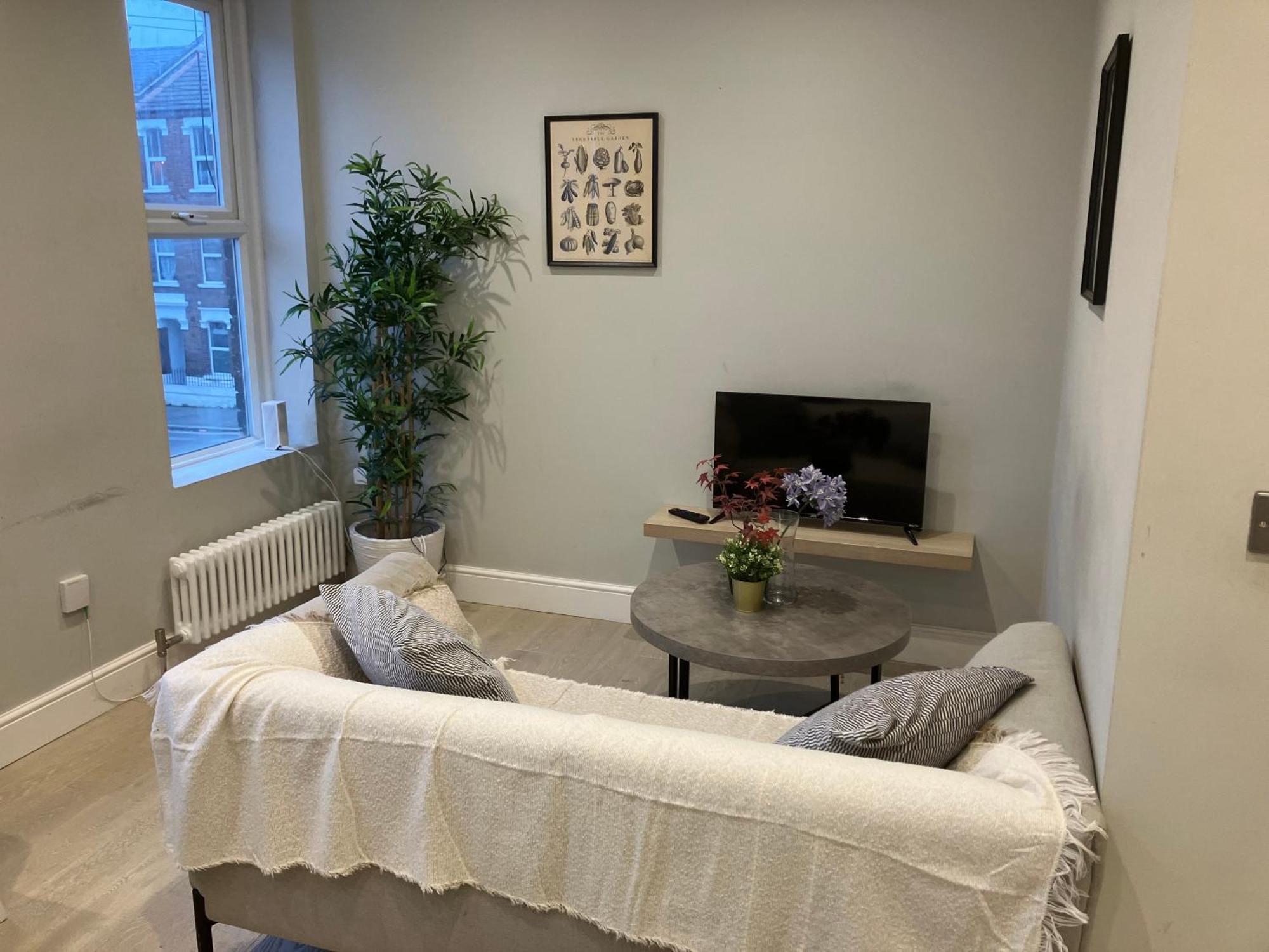 Brilliant 2 Bed Apartment - Spacious, Central & Well-Connected 런던 외부 사진