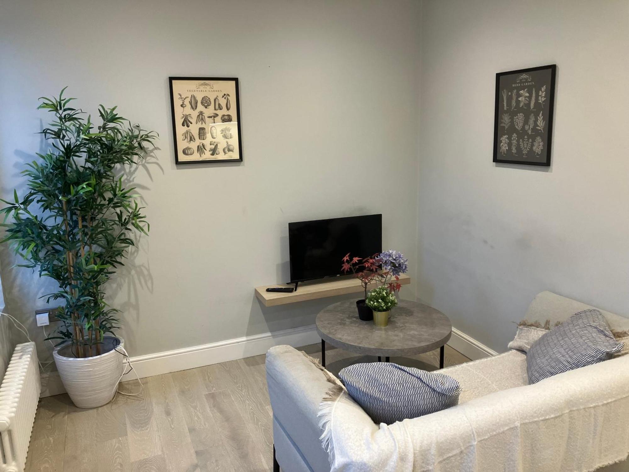 Brilliant 2 Bed Apartment - Spacious, Central & Well-Connected 런던 외부 사진