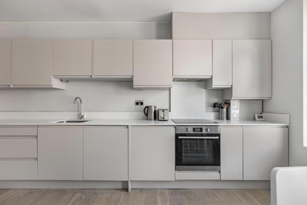 Brilliant 2 Bed Apartment - Spacious, Central & Well-Connected 런던 외부 사진