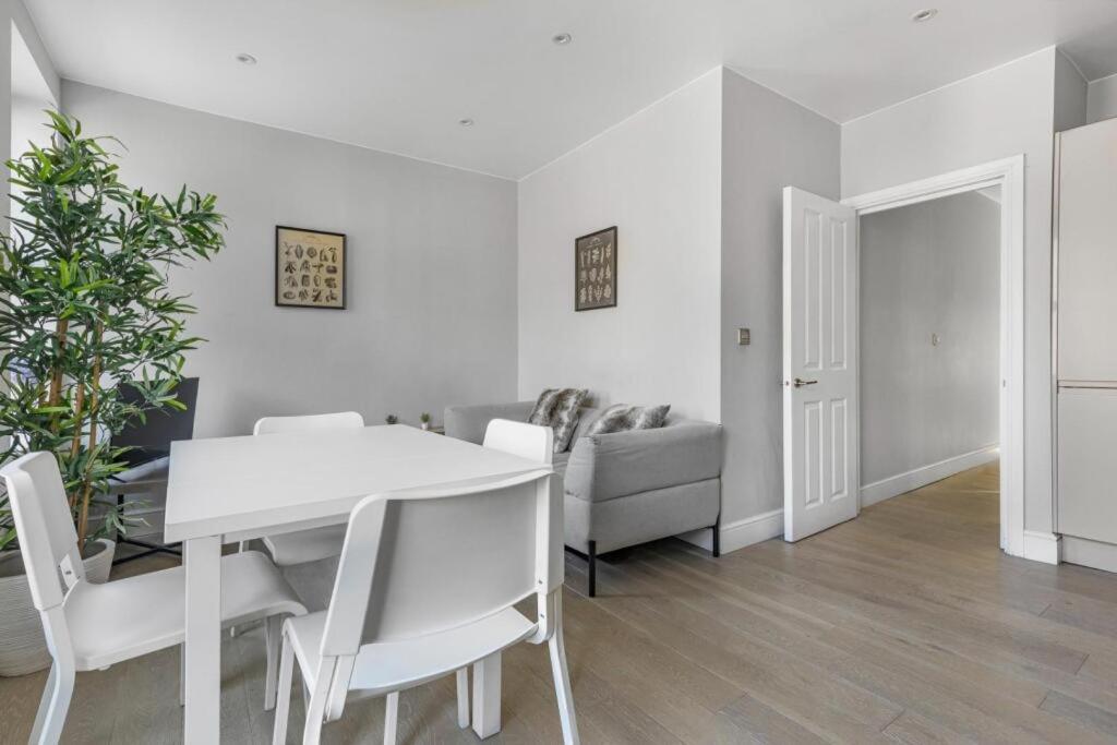 Brilliant 2 Bed Apartment - Spacious, Central & Well-Connected 런던 외부 사진