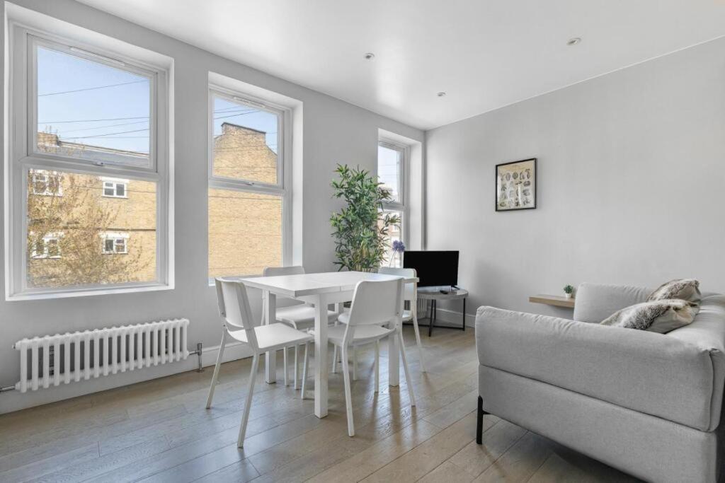 Brilliant 2 Bed Apartment - Spacious, Central & Well-Connected 런던 외부 사진