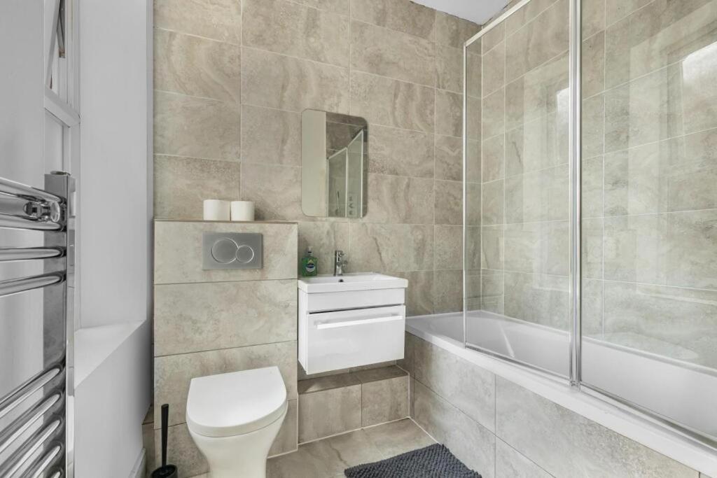 Brilliant 2 Bed Apartment - Spacious, Central & Well-Connected 런던 외부 사진